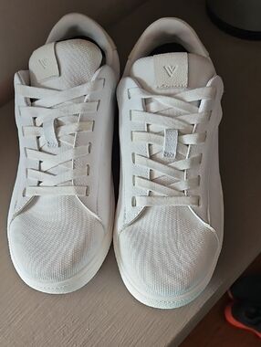 VESSI SOHO WHITE WATERPROOF SNEAKERS Sz 6